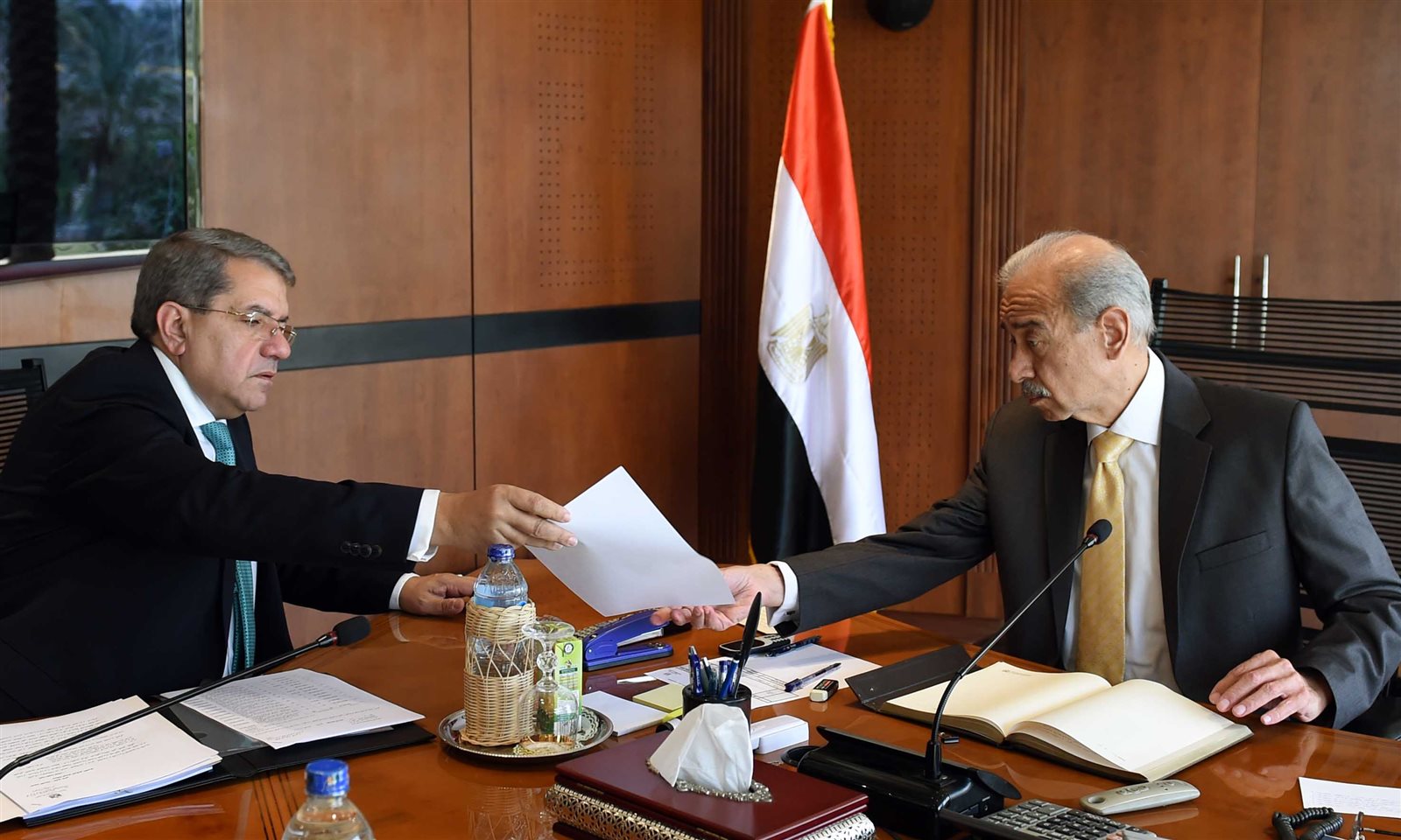 صورة من الاجتماع صورة من الاجتماع