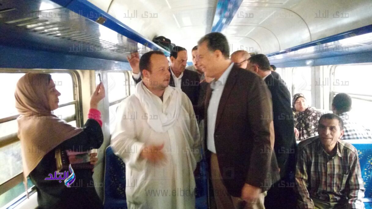 جولة مفاجئة لوزير النقل بالقطارات