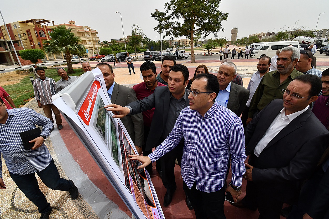 وزير الاسكان خلال جولته بمدنية الشروق وزير الاسكان خلال جولته بمدنية الشروق
