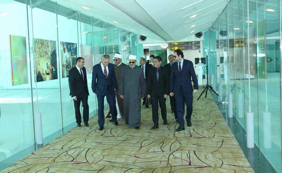 الإمام الأكبر أحمد الطيب خلال زيارته لسنغافورة 