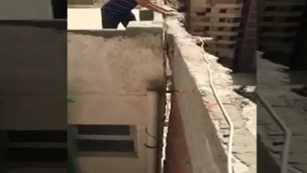 شاهد .. العقار الراقص بمدينة الإسكندرية بلد العجائب