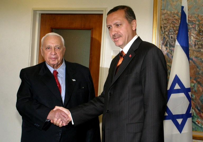 الرئيس التركي اردوغان ورئيس الوزراء اسرائيل الاسبق  شارون