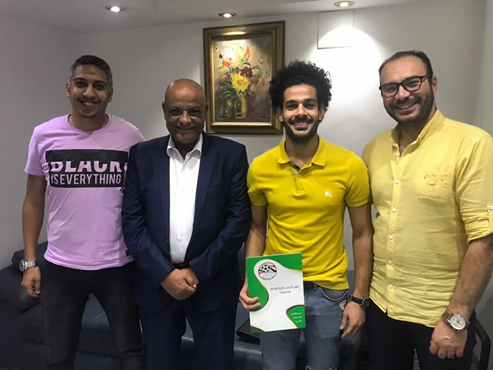 محمد سعيد أثناء التوقيع مع نادى سيراميكا كليوباترا 