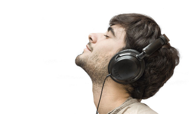 يسمع أغاني أثناء العمل