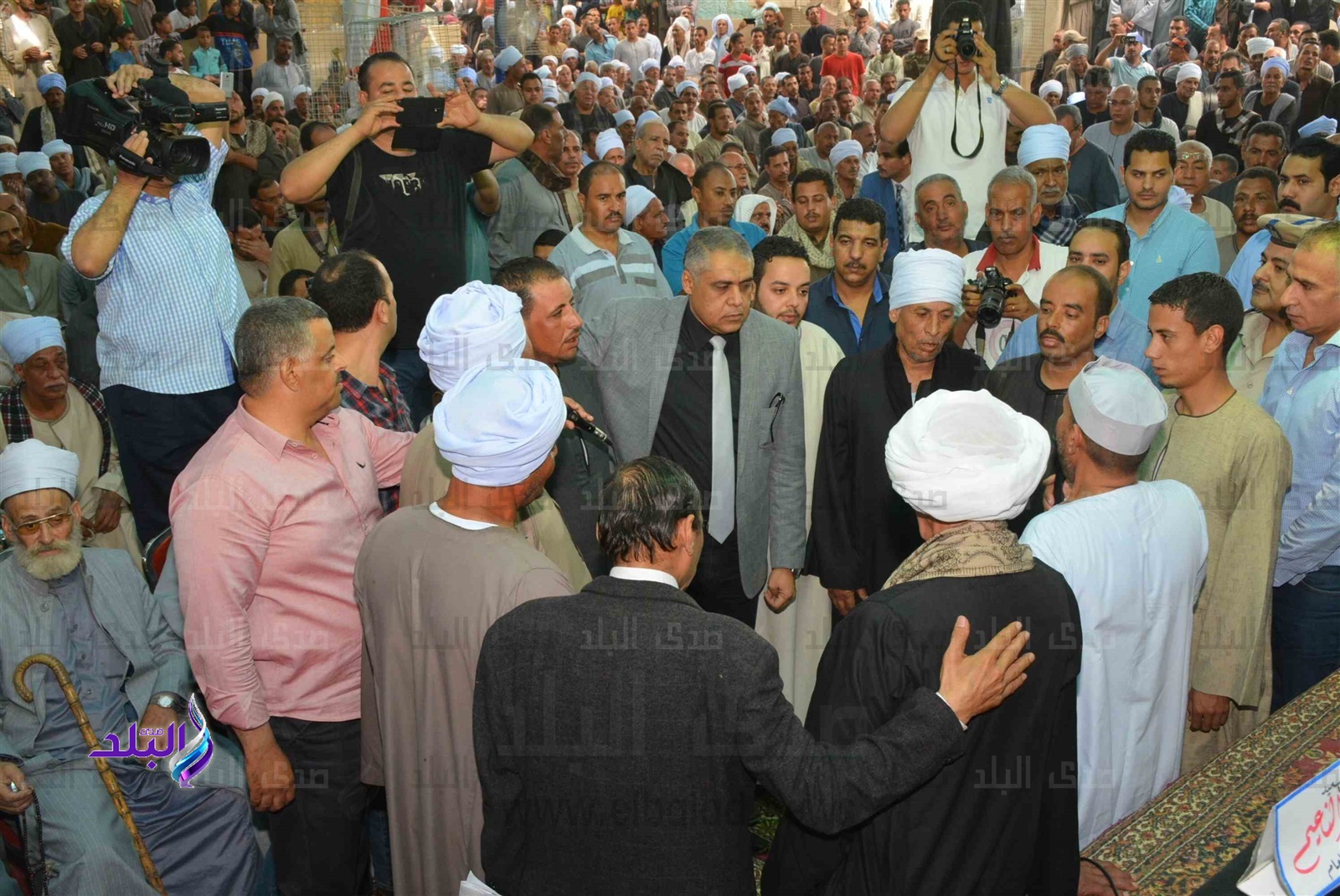 محافظ ومدير أمن سوهاج يشهدان جلسة صلح محافظ ومدير أمن سوهاج يشهدان جلسة صلح