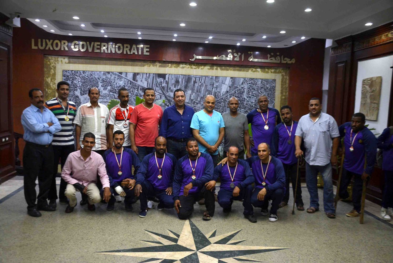 محافظ الاقصر يلتقى مع اعضاء نادى الارادة والتحدى محافظ الاقصر يلتقى مع اعضاء نادى الارادة والتحدى
