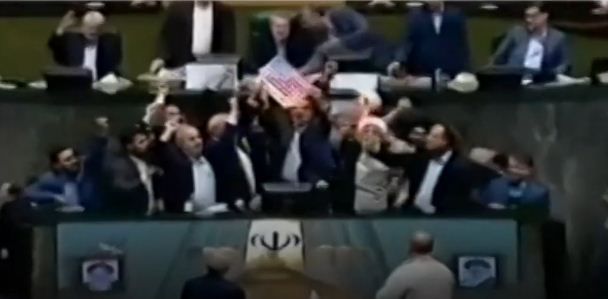 حرق العلم الأمريكي داخل البرلمان الإيراني