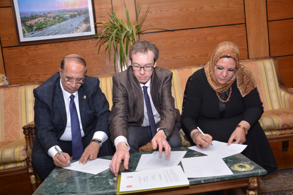 رئيس جامعة أسيوط يوقع إتفاقية تعاون مع مونبلييه  الفرنسية