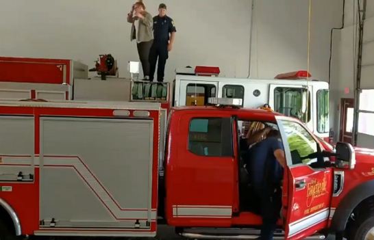 طلب الزواج تم من فوق عربة الإطفاء  