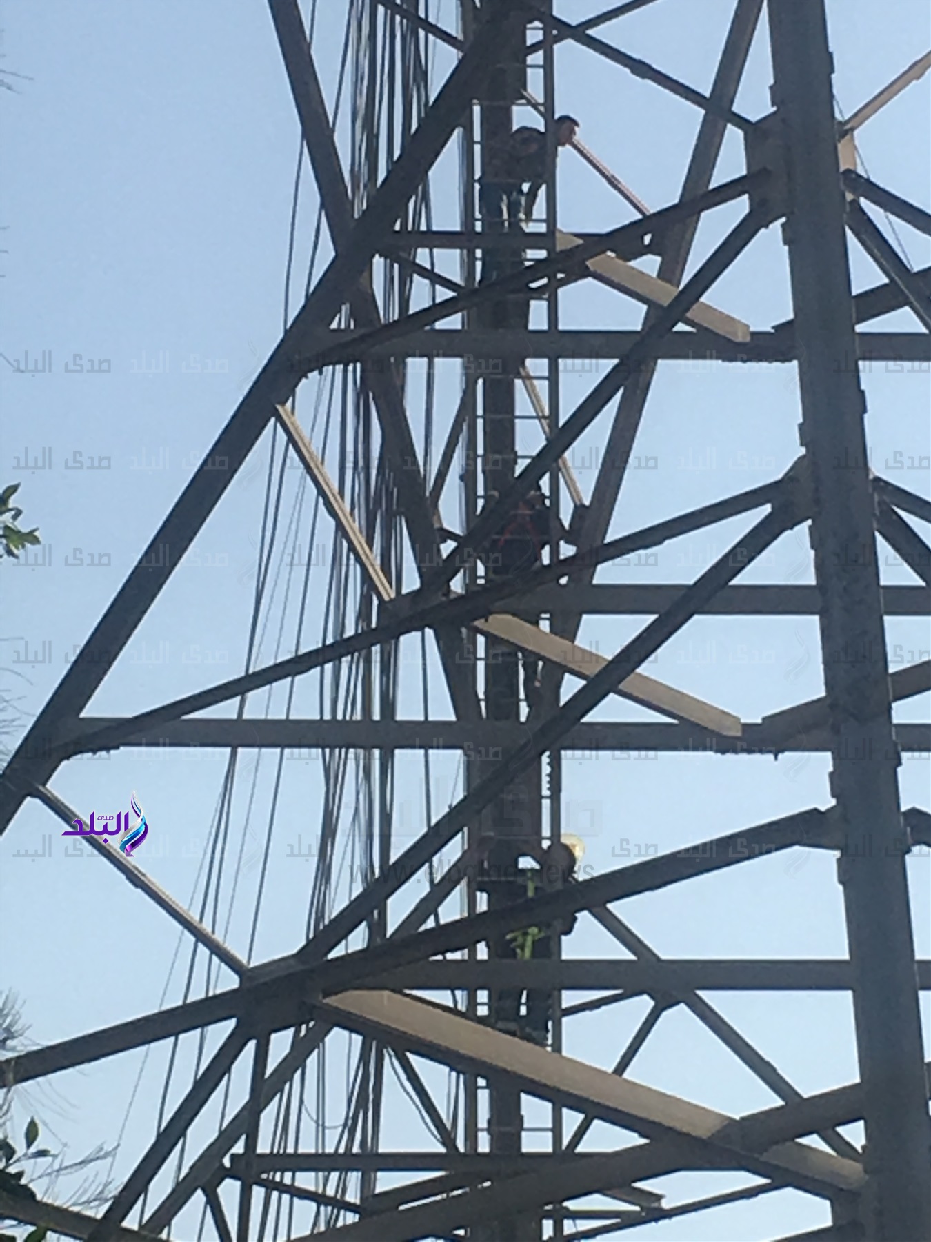 شاب يهدد بالإنتحار من اعلي برج