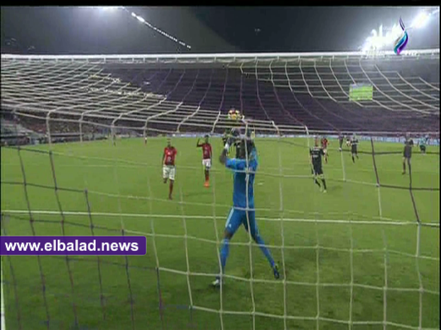 حارس اياكس يمنع «متعب» من إحراز هدف فى اعتزال حسام غالي