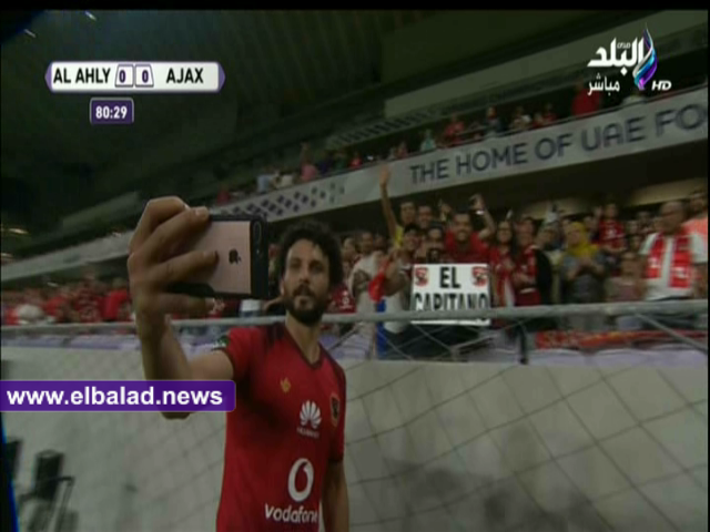 حسام غالي يلتقط "سيلفي" مع الجماهير بمهرجان اعتزاله