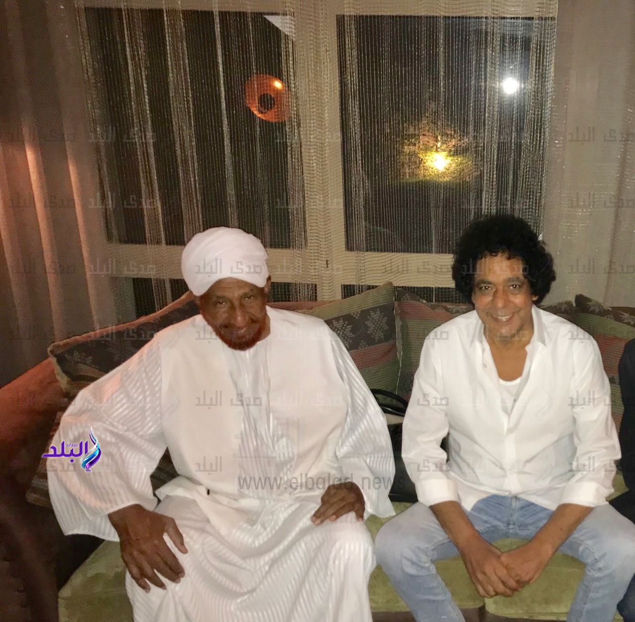 الامام الصادق المهدي يلتقي الكينج محمد منير الامام الصادق المهدي يلتقي الكينج محمد منير