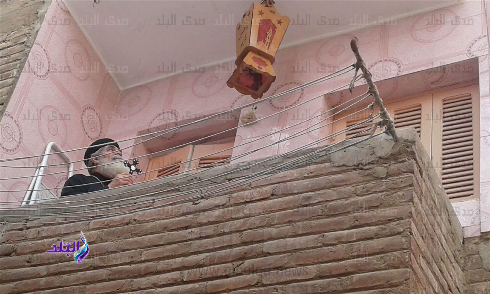 شاهد... راعى كنيسة بالأقصر يعلق فانوس رمضان في منزله شاهد... راعى كنيسة بالأقصر يعلق فانوس رمضان في منزله