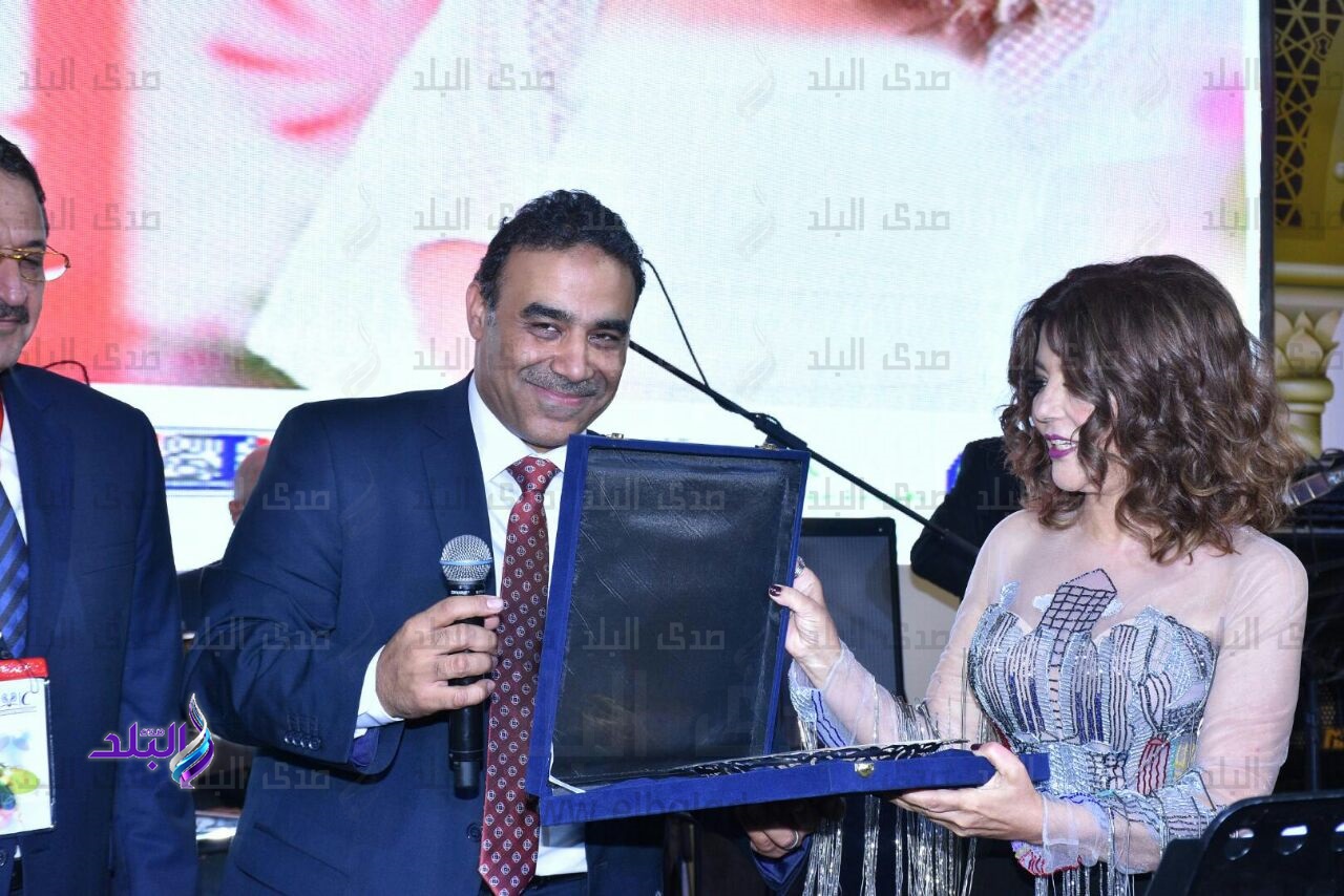 تكريم سميرة سعيد في حفل مؤتمر الأورام تكريم سميرة سعيد في حفل مؤتمر الأورام