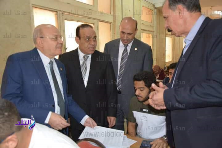 رئيس جامعة الزقازيق يتفقد لجان امتحانات