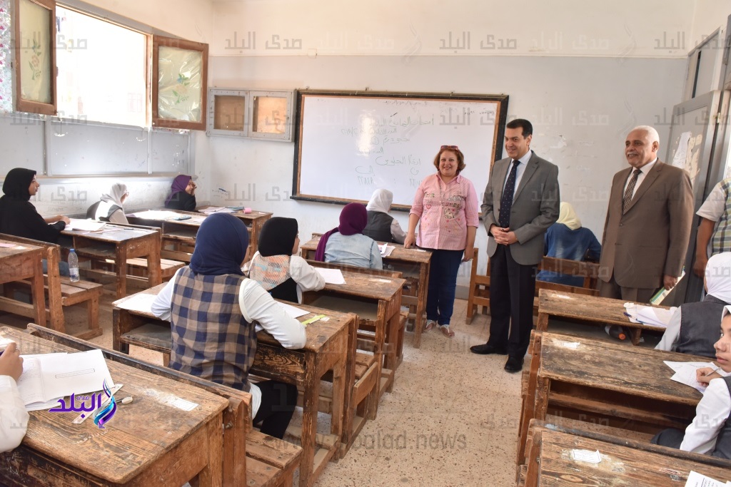 محافظ أسيوط يتفقد لجان امتحانات الشهادة الإعدادية