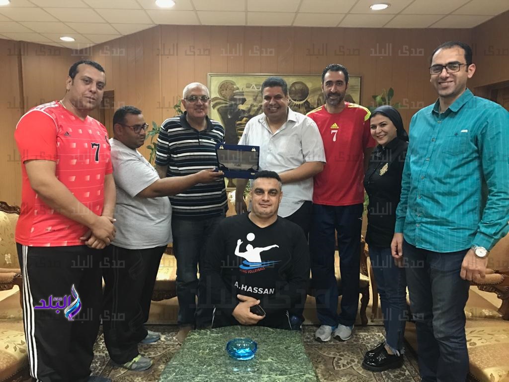 اللجنة البارالمبية تقدم درعا لجامعة المنصورة