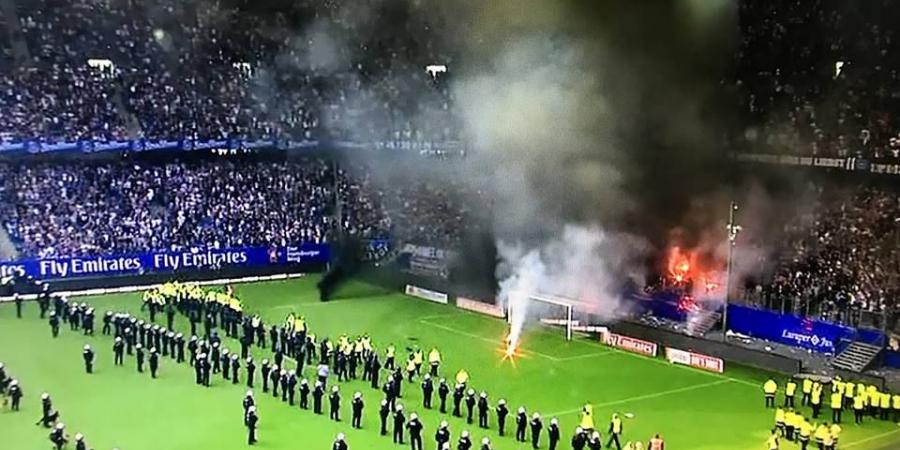 جماهير هامبورج يحرقون أرض الملعب
