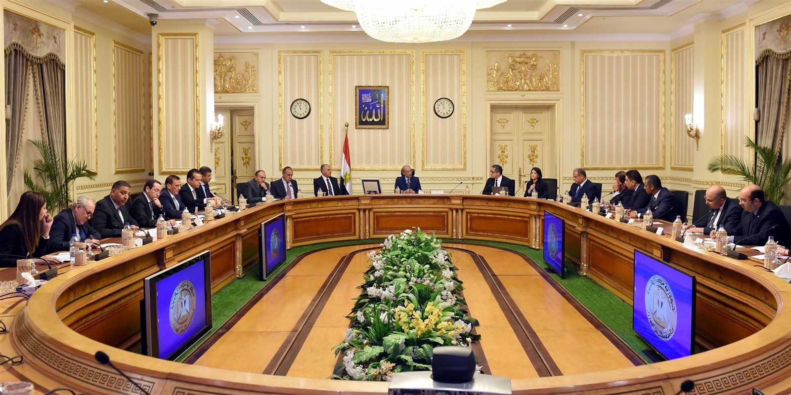 رئيس الوزراء مع مستثمرى السياحة رئيس الوزراء مع مستثمرى السياحة