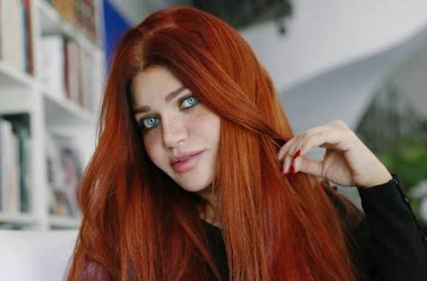 الفنانة التشكيلية والاعلامية ياسمين الخطيب الفنانة التشكيلية والاعلامية ياسمين الخطيب