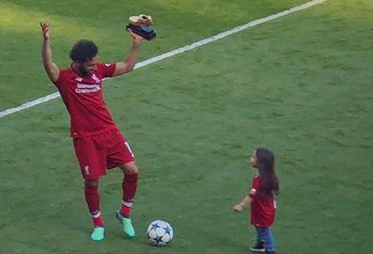 شاهد .. مكة إبنة محمد صلاح تلعب الكرة 