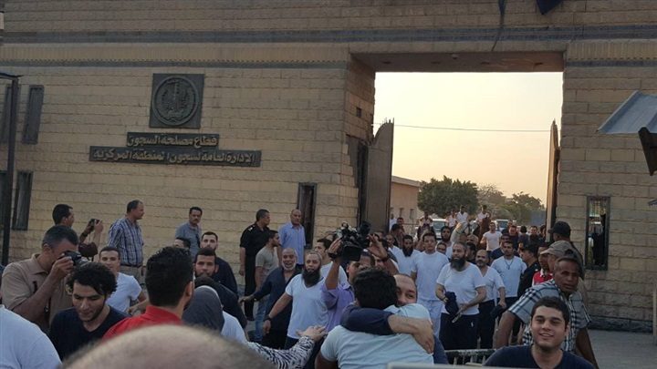 المفرج عنهم فى انتظار الانطلاق للحرية (أرشيفية)