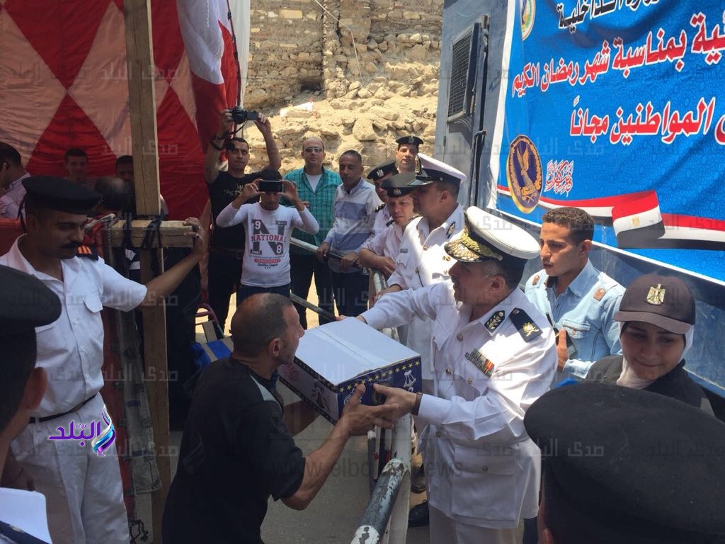 أمن القاهرة يوزع سلع غذائية على المواطنين بمناسبة شهر رمضان أمن القاهرة يوزع سلع غذائية على المواطنين بمناسبة شهر رمضان