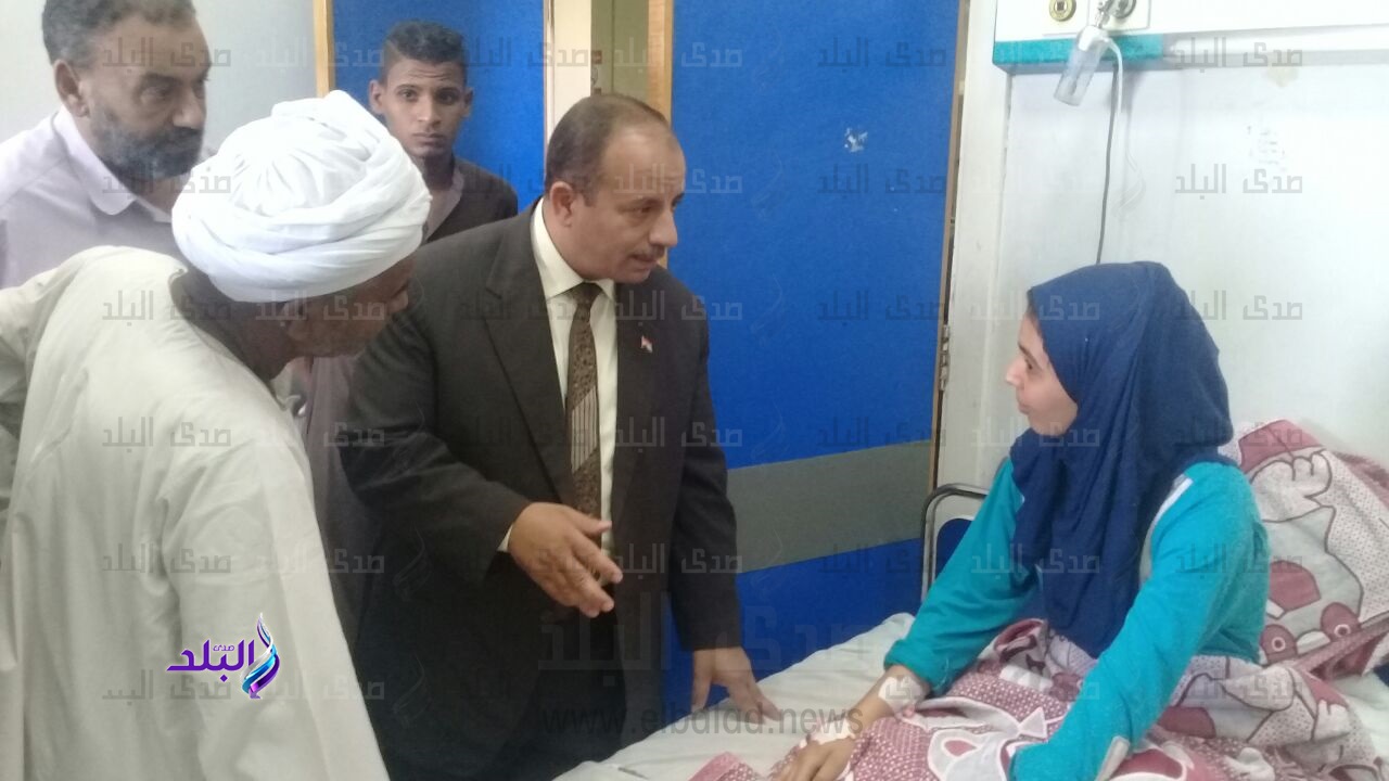  وكيل تعليم قنا يطمئن على حالة الطالبات المصابات فى حادث جرا