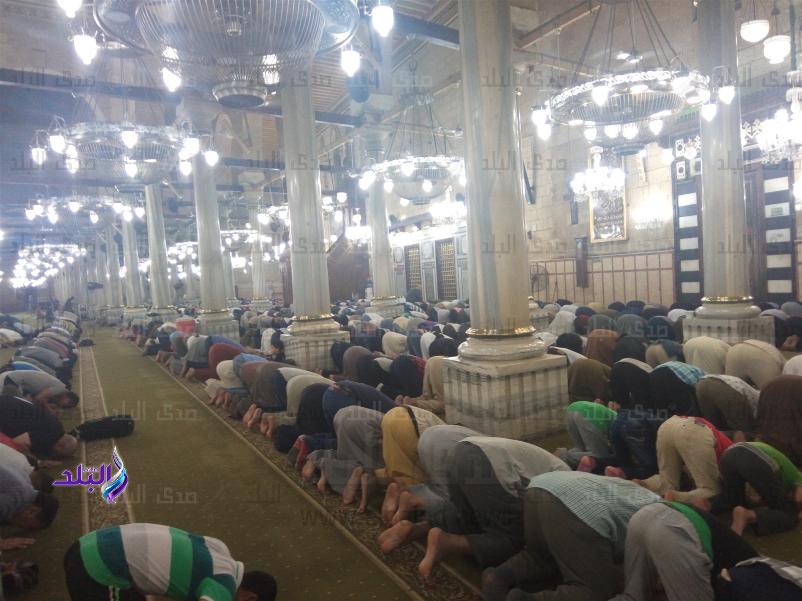 المئات يؤدون صلاة التراويح بمسجد الحسين المئات يؤدون صلاة التراويح بمسجد الحسين
