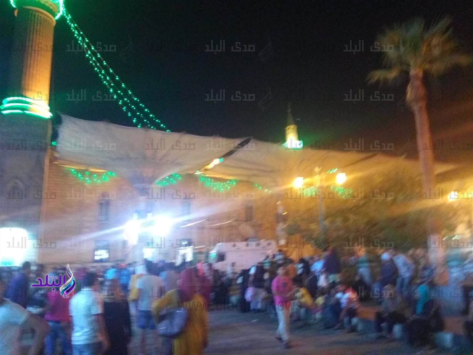 صورة من توافد المواطنين علي مسجد الحسين صورة من توافد المواطنين علي مسجد الحسين