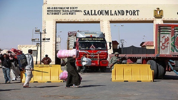  عودة 263 مصريا ووصول 99 شاحنة من ليبيا عبر منفذ السلوم 