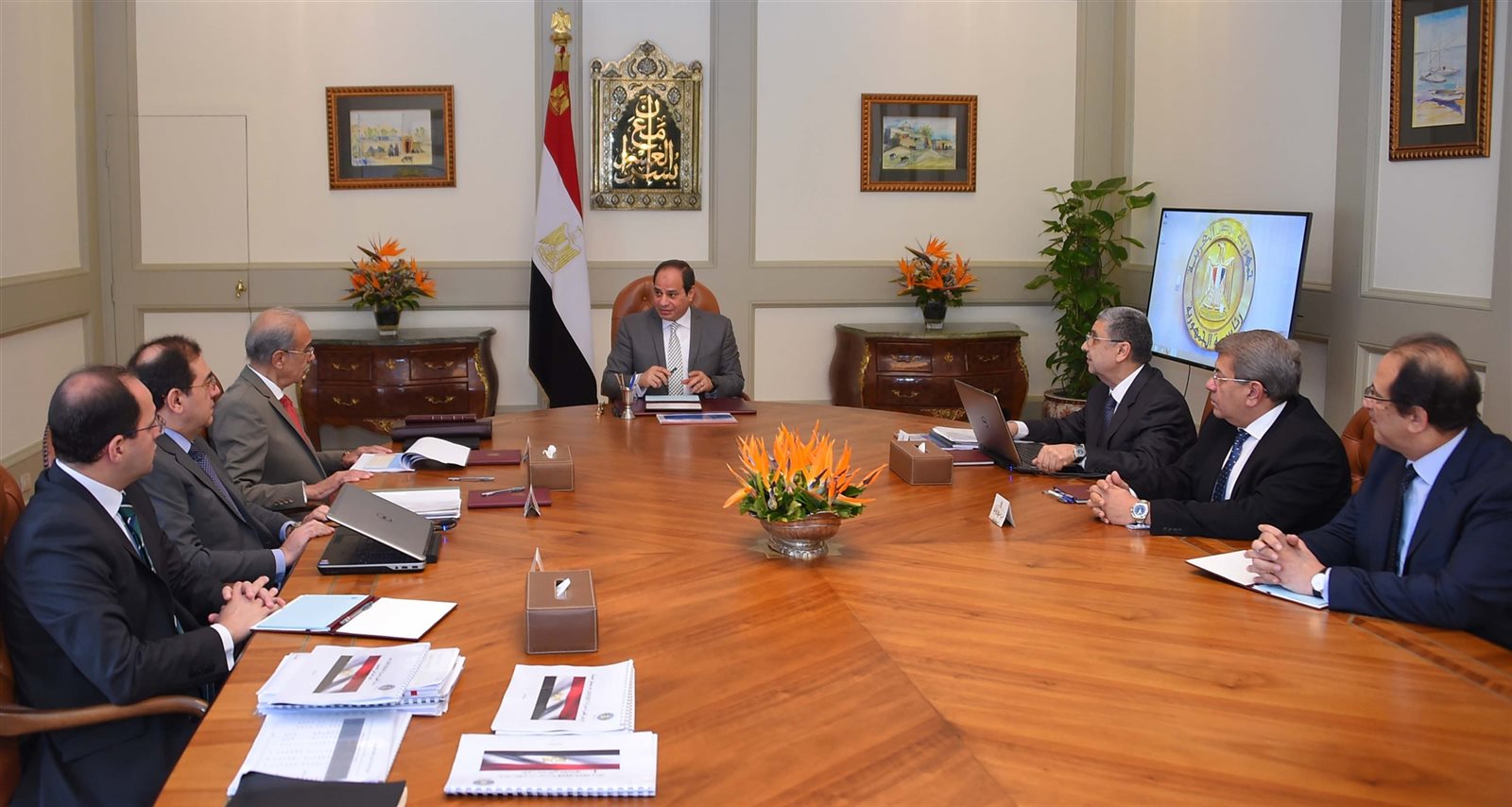 الرئيس السيسى خلال اجتماعه برئيس الوزراء وعدد من الوزراء الرئيس السيسى خلال اجتماعه برئيس الوزراء وعدد من الوزراء