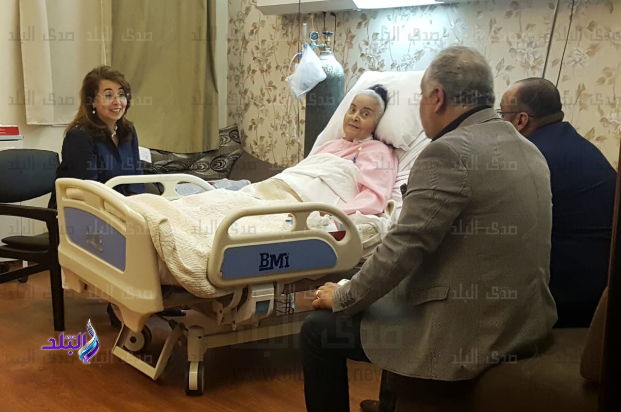 غادة والى تطمئن على الفنانة مديحة يسرى