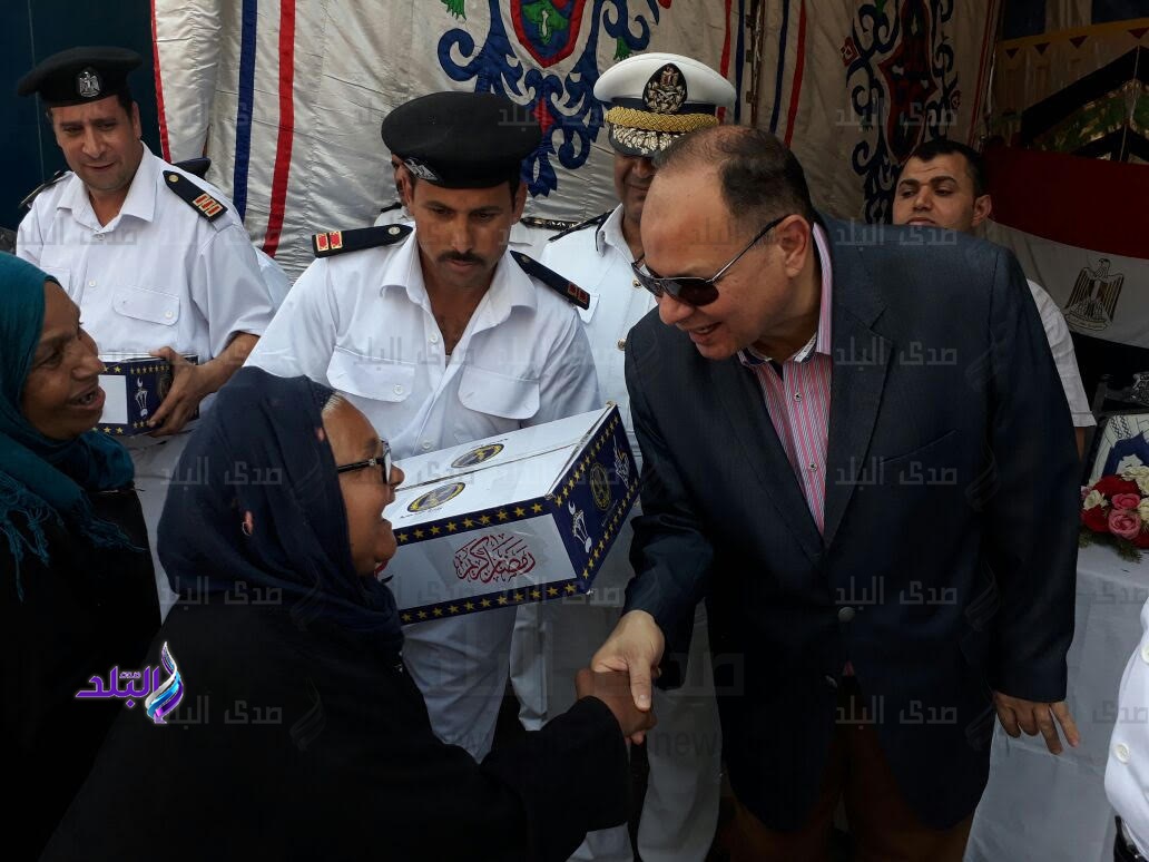 مدير أمن الجيزة يوزع هدايا رمضان علي مواطني امبابة والوراق