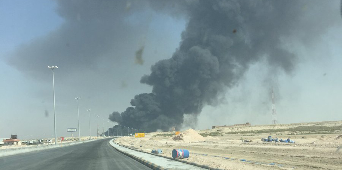 حريق ضخم في منفذ البطحاء السعودي قرب الحدود الإماراتية حريق ضخم في منفذ البطحاء السعودي قرب الحدود الإماراتية