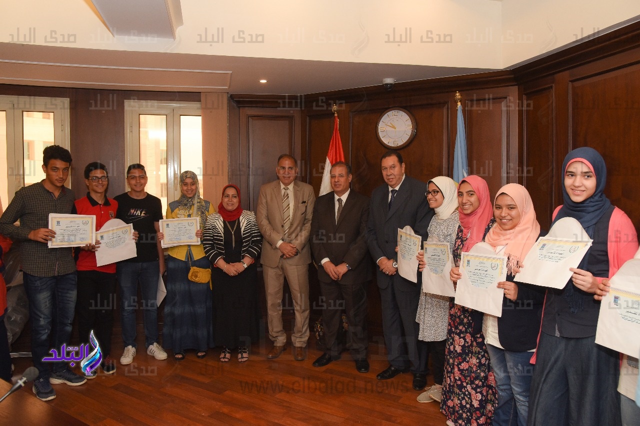محافظ الأسكندرية يكرم اوائل الشهادة الاعدادية