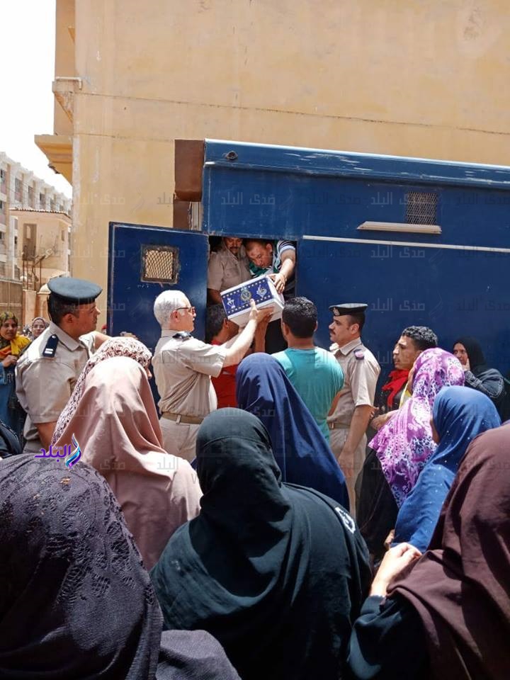 أمن القليوبية يوزع «كراتين رمضان»