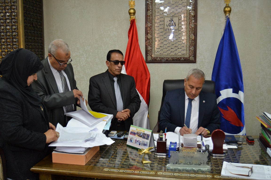 محافظ السويس يعتمد نتيجة الشهادة الاعدادية بنسبة 82.31