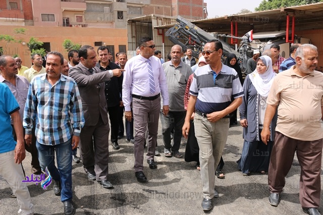 سكرتير عام المنوفية يتفقد مشروع وحدة الرصف