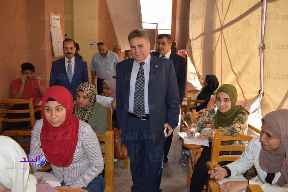 القاضي يتفقد لجان الامتحانات القاضي يتفقد لجان الامتحانات