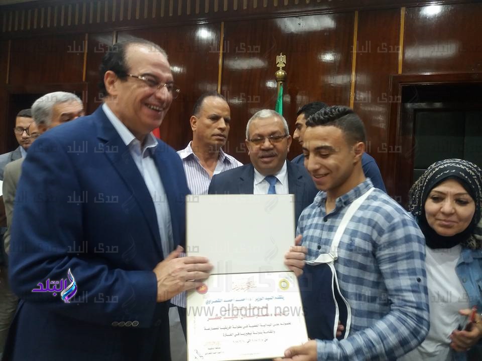 محافظ الدقهلية يكرم عددا من أبطال المصارعة والكاراتيه