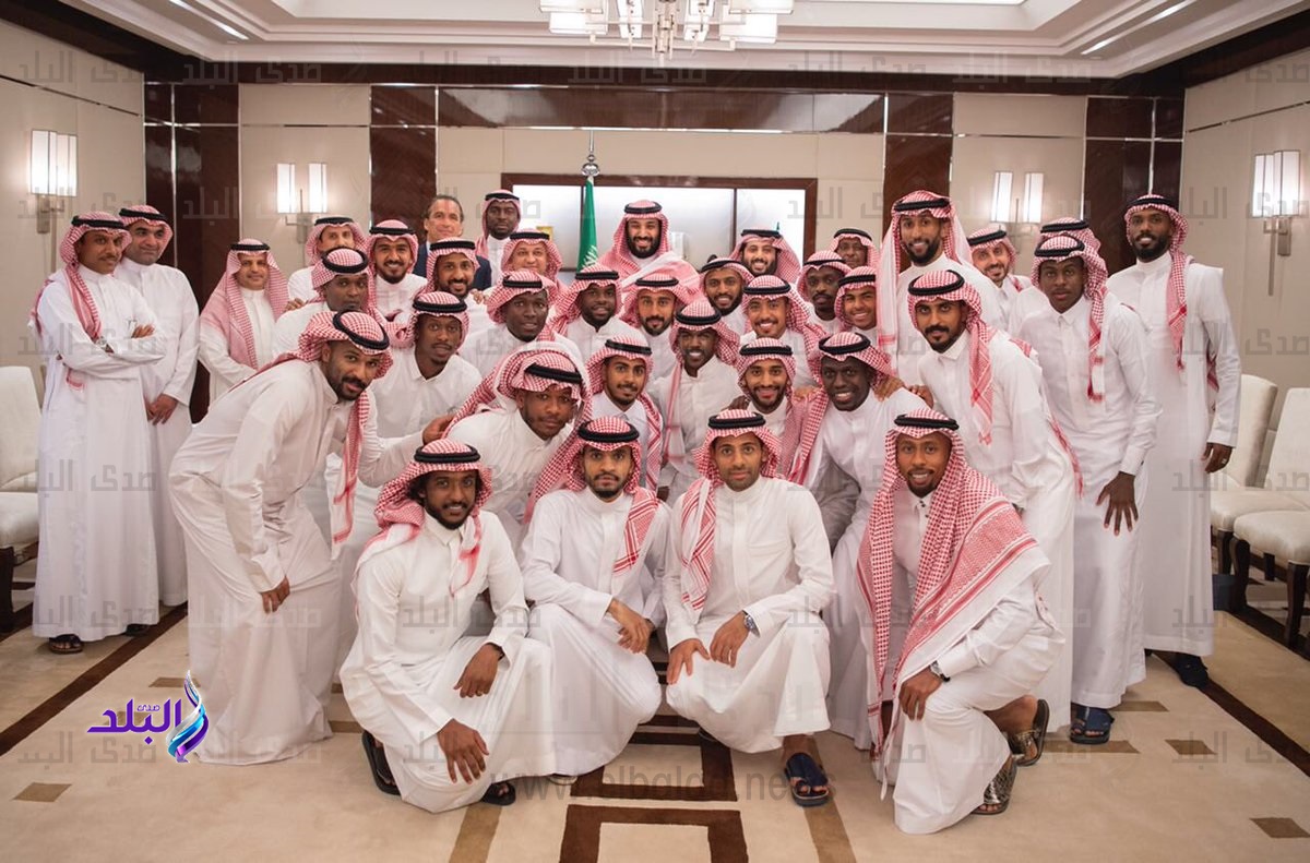 ولي العهد السعودي يستقبل منتخب السعودية 