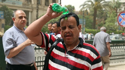مواطن مصري يواجه الأجواء الحارة- ارشيفي مواطن مصري يواجه الأجواء الحارة- ارشيفي