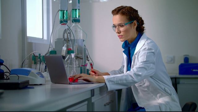 باحثة في مختبر 