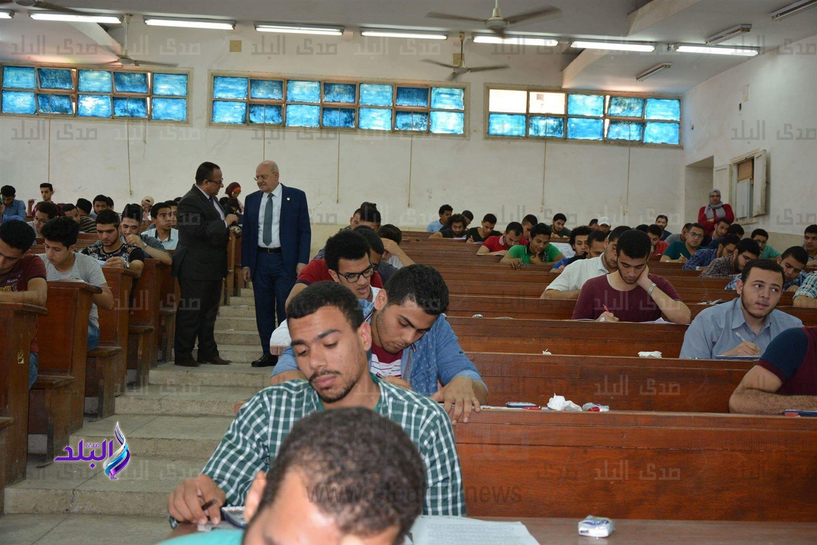 رئيس جامعة الزقازيق يتفقد امتحانات كلية هندسة