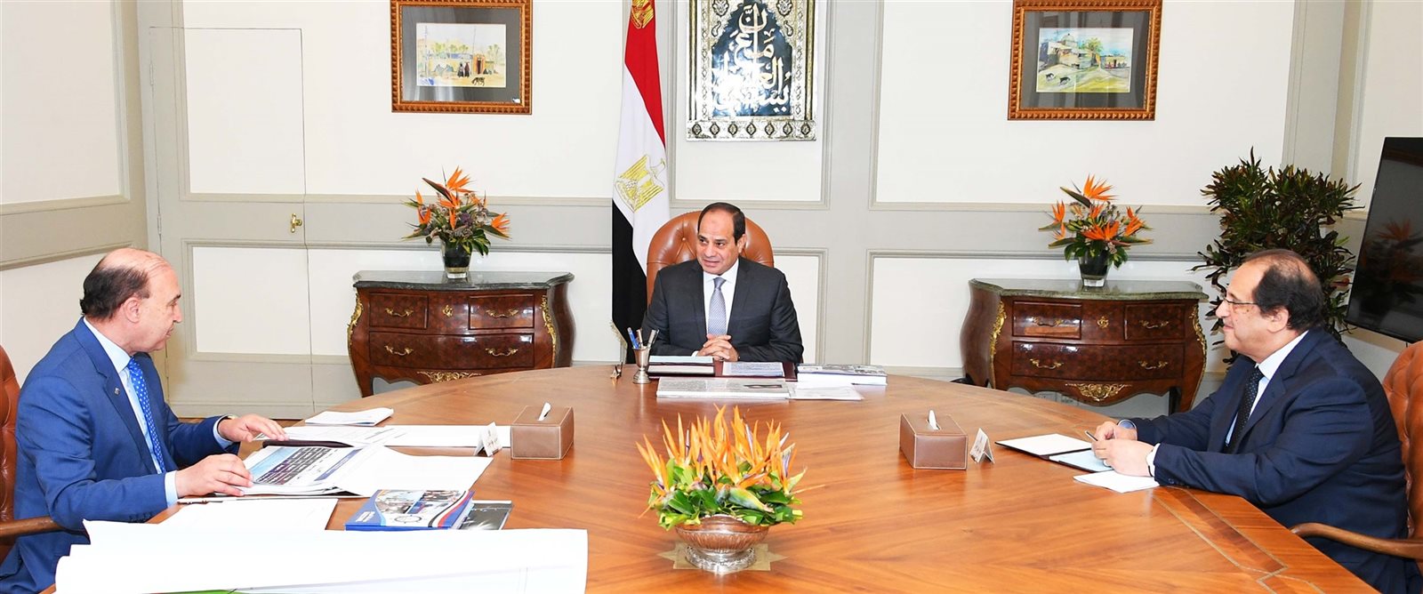 الرئيس السيسى خلال اجتماعه بالفريق مهاب مميش الرئيس السيسى خلال اجتماعه بالفريق مهاب مميش