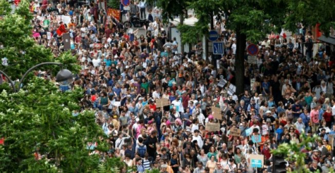 .. مظاهرات ضخمة في كافة أنحاء فرنسا ضد سياسات ماكرون