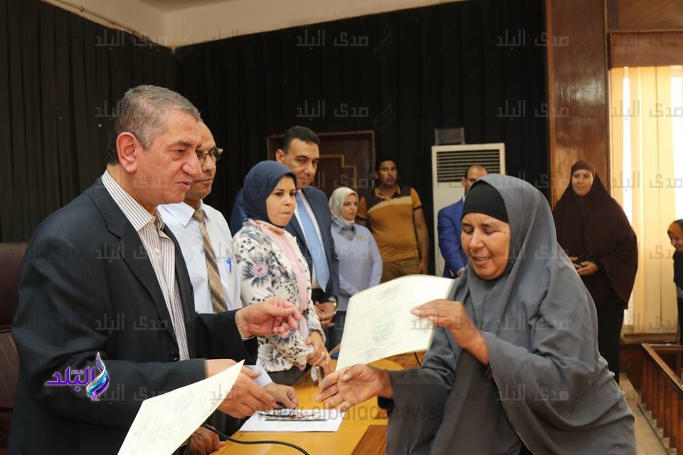 محافظ كفر الشيخ يمنح رائدات ريفيات 996 شهادة أمان