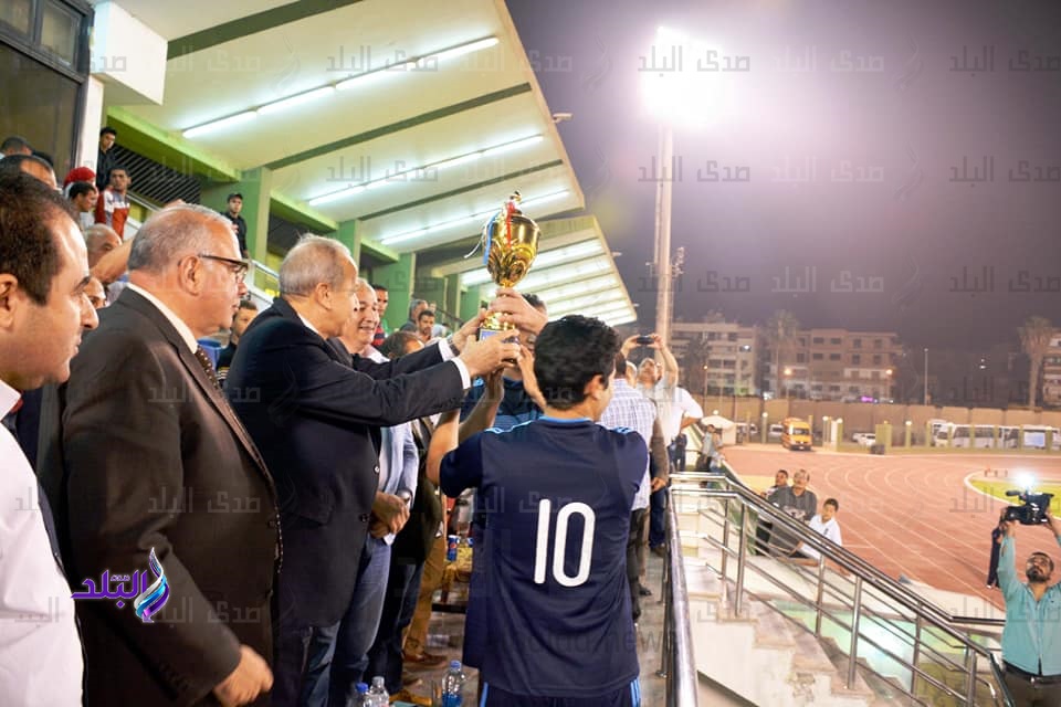 محافظ القليوبية يسلم كأس دوري المحافظة